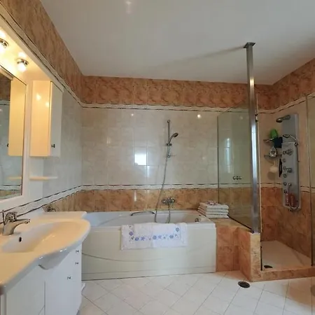 With Total Privacy In Szkiáthosz